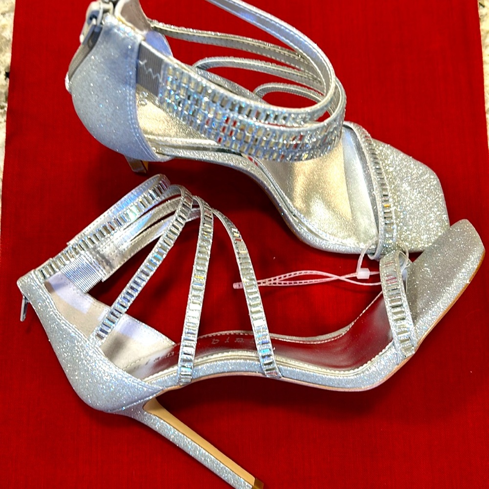 Gianni Bini dress shoes silver with LOTS of Bling! 🤑